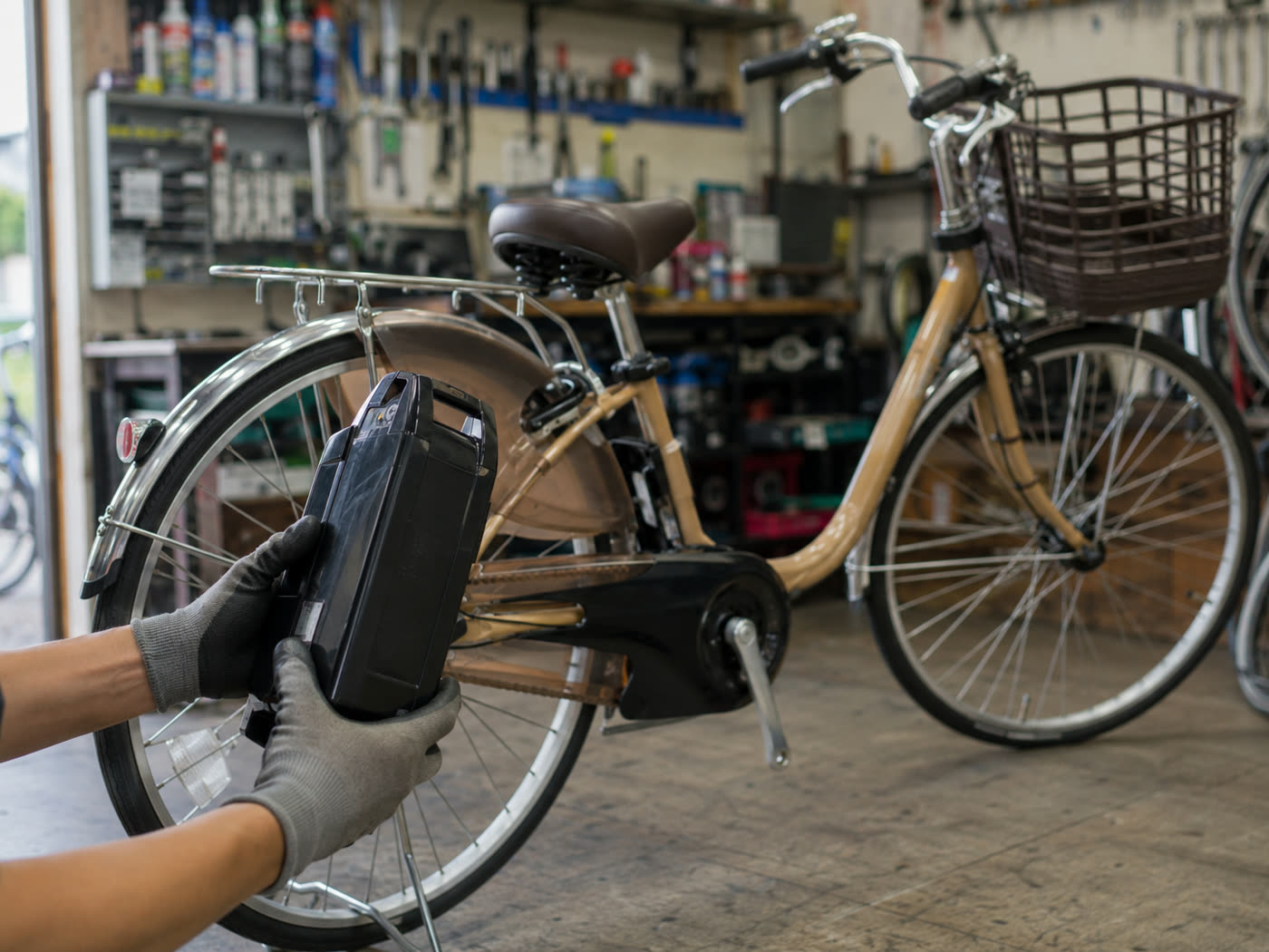 電動アシスト自転車から外したバッテリーの状態を確かめる手元